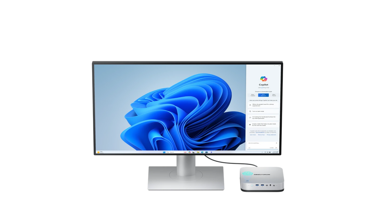 AI X1 Pro conectado a un monitor con Copilot en ejecución