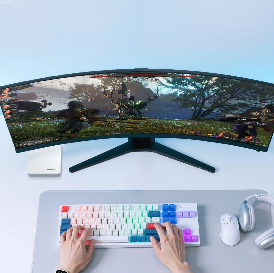 Herný stôl s ultraširokým monitorom a Mini PC