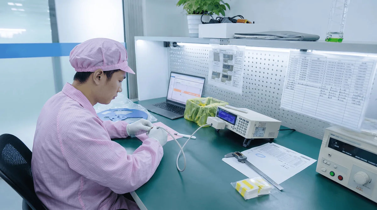 Técnico de MINISFORUM inspeccionando componentes